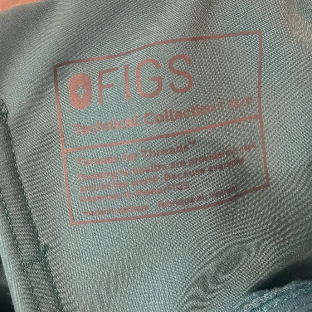 Like New Petite Figs Zamora Joggers in Marine - Picture 3 of 3